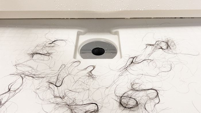 大量の髪の毛がヘアーキャッチャーへ綺麗に流れ込む